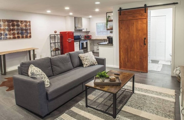 This guest house is a 1 bedroom(s), 1 bathrooms, located in Vancouver, WA.