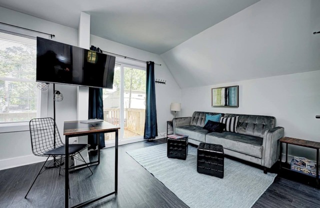 This guest suite is a 0 bedroom(s), 1 bathrooms, located in Indianapolis, IN.