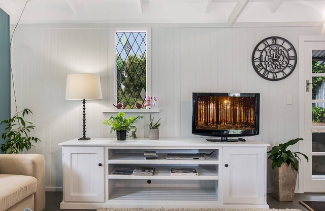 This holiday cottage is quaint, cosy and blends into the subtropical surrounding