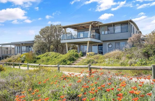 This house is a 3 bedroom(s), 2 bathrooms, located in Peppermint Grove Beach, WA.