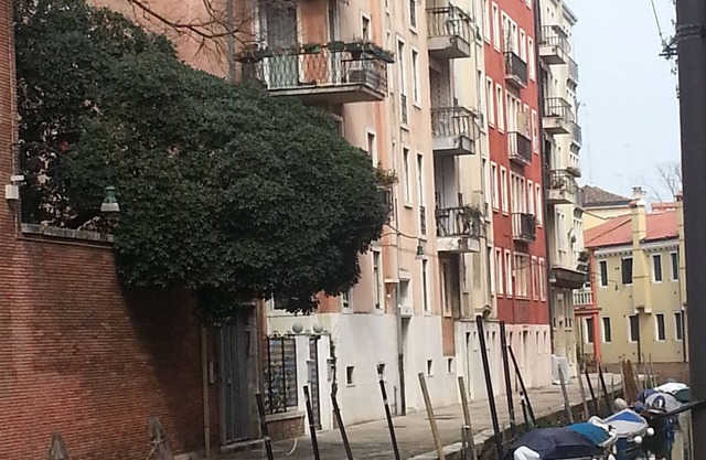 This house - 4 minutes from Railway