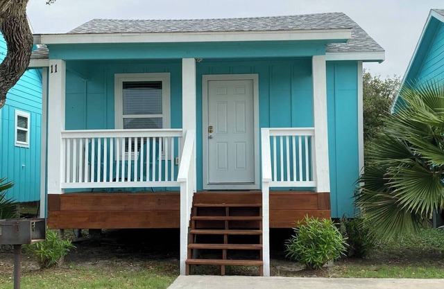 This house is a 1 bedroom(s), 1 bathrooms, located in Rockport, TX.