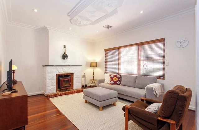 This house is a 2 bedroom(s), 2 bathrooms, located in Fremantle, WA.