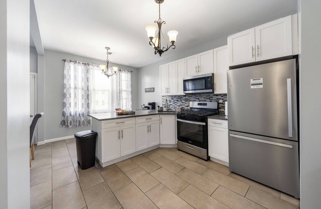 This house is a 3 bedroom(s), 1 bathrooms, located in Bayonne, NJ.