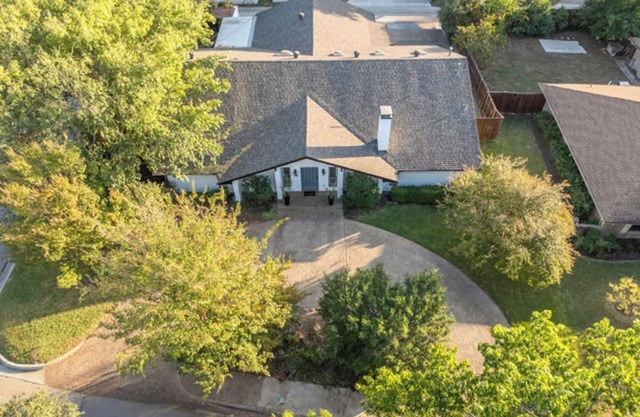 This house is a 3 bedroom(s), 2 bathrooms, located in Dallas, TX.