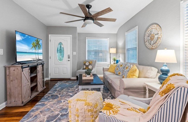 This house is a 4 bedroom(s), 2 bathrooms, located in Jacksonville, FL.