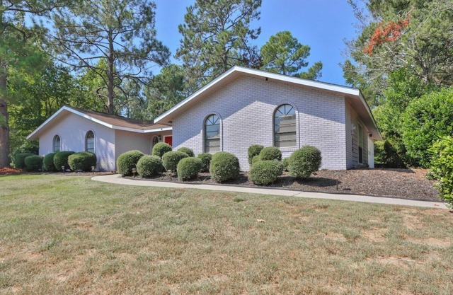 This house is a 4 bedroom(s), 2 bathrooms, located in Warner Robins, GA.