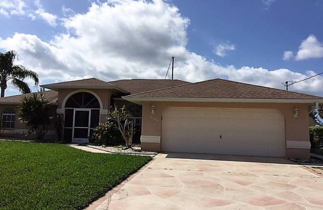 This house is a 3 bedroom(s), 2 bathrooms, located in Port Charlotte, FL.