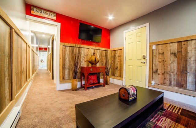 This is a charming 2 bedroom, 1 bath apartment that has been recently remodeled.