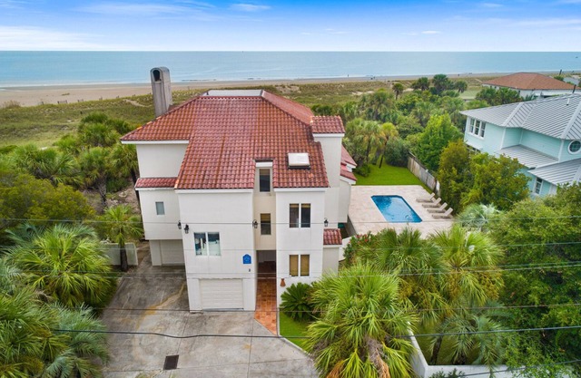 This is a wonderful 5 bedroom, 3 1/2 bath home and private beach crossover!