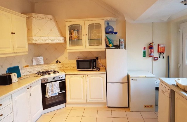 This is an amazing whole house with 5 bedrooms that sleeps 10.