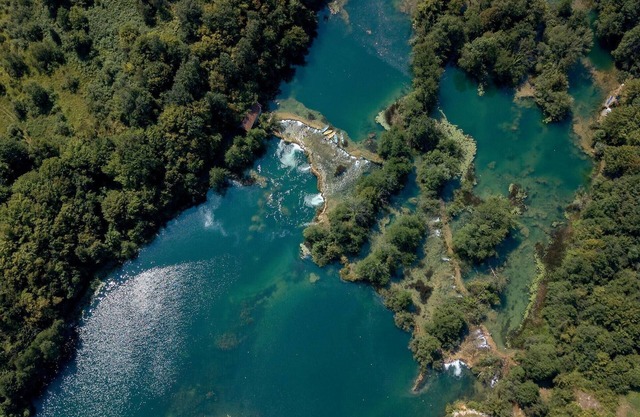 This large vacation home by the river Dobra welcomes you in a picturesque landscape.