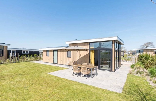 This modern 4-person chalet is located on a spacious plot on the edge of the park. Through the slidi