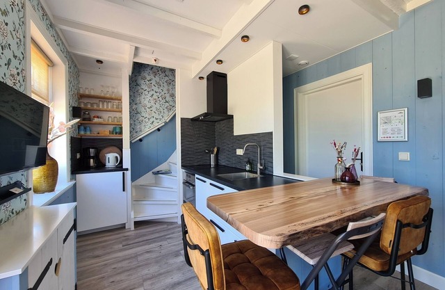This pet-friendly vacation apartment offers luxury and comfort with two bathrooms, a private terrace and plenty of space. Start your day with fresh rolls and luxury coffee and enjoy the Kop van Noord-Holland.