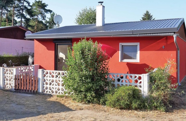 This practically furnished bungalow with terrace is part of a small vacation settlement.