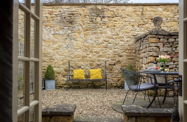 This pretty, traditional Cotswold cottage offers guests the best of all that Broadway has to offer.