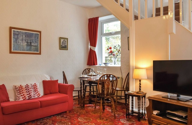 This quaint and cosy canal-side retreat is perfect for couples and families.