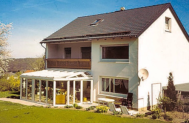 This spacious and solidly furnished apartment is located on the 1st floor in a quiet local area.