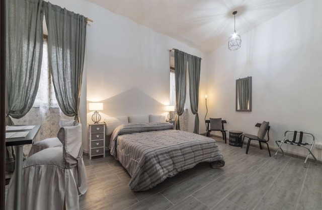 This spacious 180sqm apartment with four bedrooms is able to accommodate up to 8 people. Located on the first floor (with elevator) of a restored period building, the apartment overlooks the private park of Villa Albani, one of the most beautiful and pea