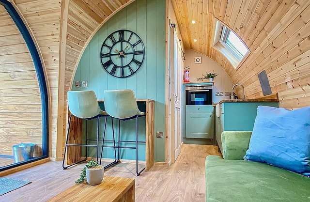 This Superior Couples Pod elevates your outdoor escapades to a whole new level of indulgence.