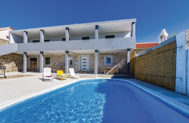This tastefully furnished vacation home with pool is located in Nadin, which belongs to the municipa