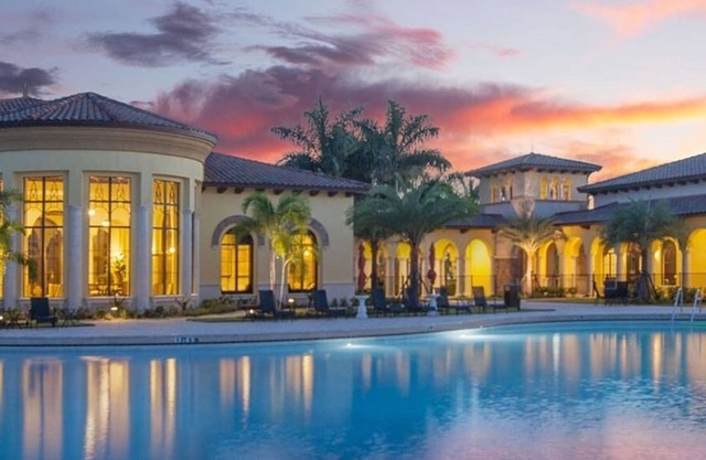 This townhouse is a 3 bedroom(s), 2.5 bathrooms, located in Venice, FL.