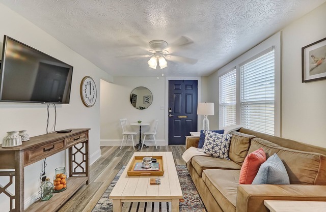 This townhouse is a 1 bedroom(s), 1 bathrooms, located in Jacksonville, FL.