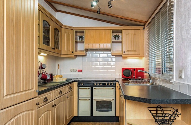 This traditional two bedroom holiday home one row back from the lake, boasts partial lake views.