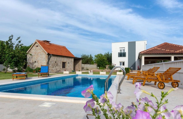 This vacation house in the small quiet place Blato is located on the river Cetina.