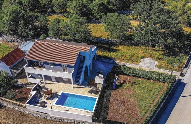 This vacation home with pool is located in a peaceful environment.