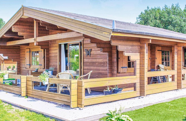 This vacation home for four people is located in the picturesque Rheezerveen between Hardenberg, Ded