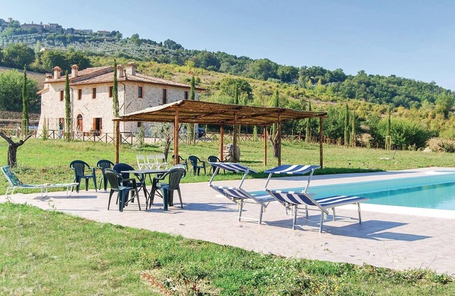 This vacation home with pool is located 4 km from Monte Castello di Vibio, a small village in the pr