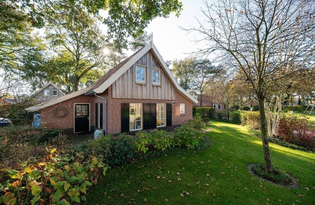 This very comfortable villa for 6 persons is located on the vacation complex Buitengoed Het Lageveld, in a beautiful wooded area near Almelo and Enschede.