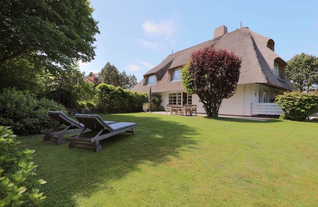 This very special house combines openness and privacy as well as stylish design.