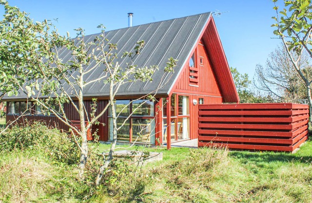 This very well maintained vacation home is situated on a beautiful natural plot in Kandestederne.