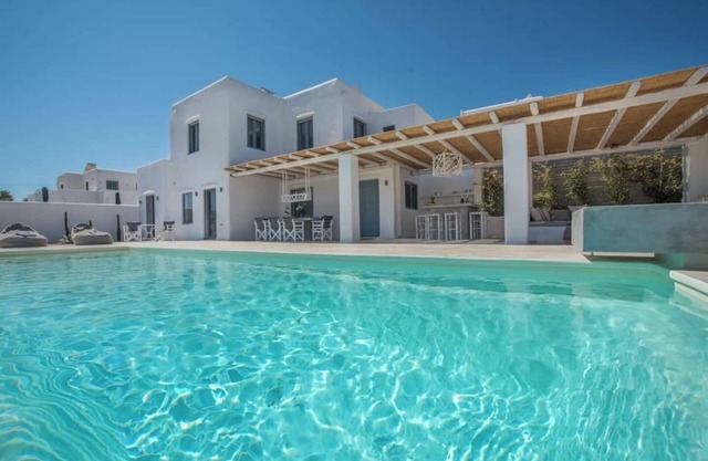 This villa is a 3 bedroom(s), 3.5 bathrooms, located in Naxos, Naxos.