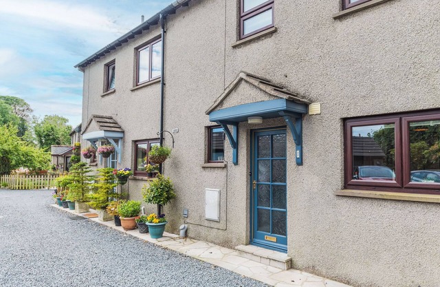 This warm and welcoming cottage, with a homely feel, has a balcony where you can watch ducks go by.
