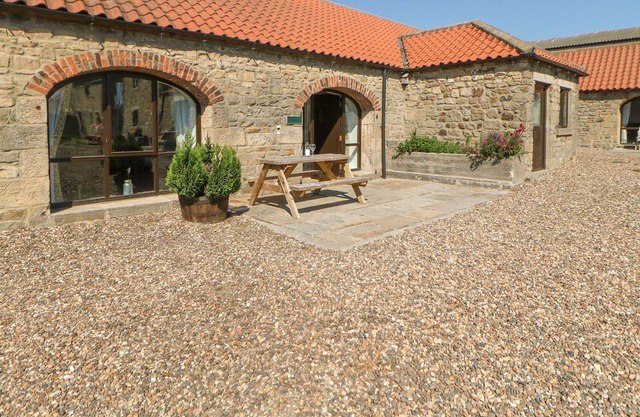 THISTLE CLOSE, pet friendly, character holiday cottage in Staindrop