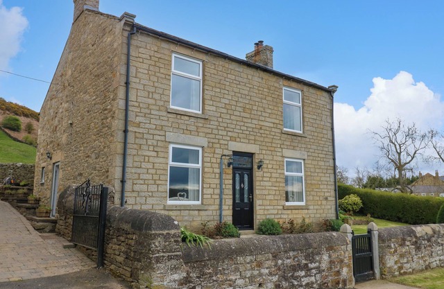 THISTLEWOOD HOUSE, pet friendly, with open fire in Wolsingham