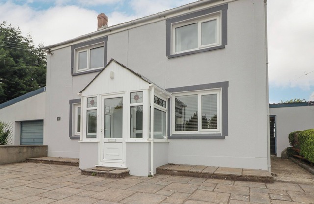 THORN VILLA, family friendly, with a garden in Newcastle Emlyn