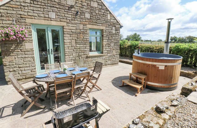 THORNFIELD, pet friendly, character holiday cottage in Evenwood