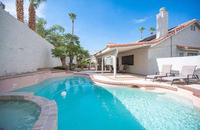 Thornhill · 35% Off Fall Special - Delightful 4 Bedroom/pool