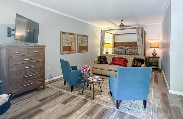Thoughtfully designed studio, easy access to Downtown Dillsboro