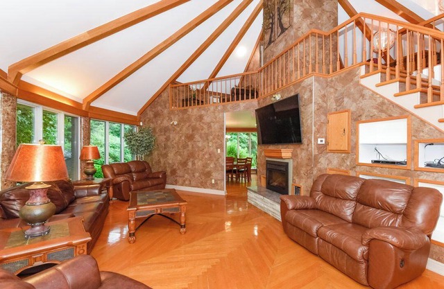 Thousand Owls Estate, a private oasis in Ottawa - indoor pool, spa, games + more