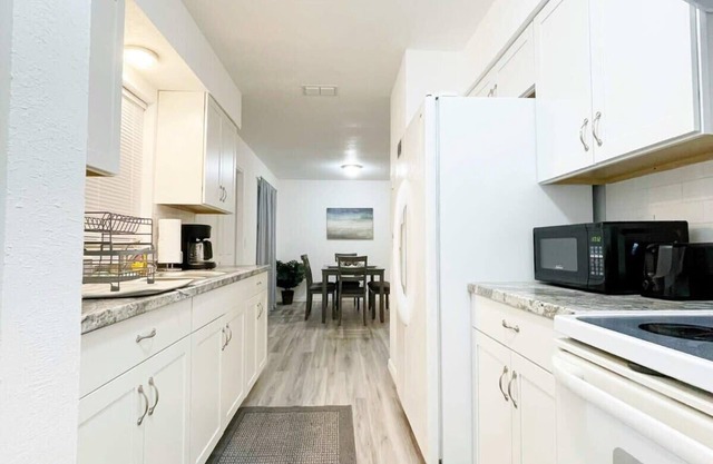 ■Three BDR Home■ Convenient location & Newly Renovated