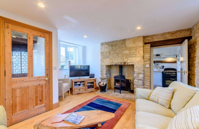 Three Bed Family Friendly Cotswold Holiday Cottage in Stow-on-the-Wold - Steps Cottage
