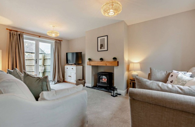 Three bedroom dog friendly holiday cottage in the Cotswolds - Cedar Cottage