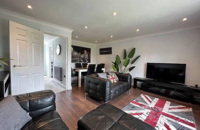 Three Bed Townhouse with Parking