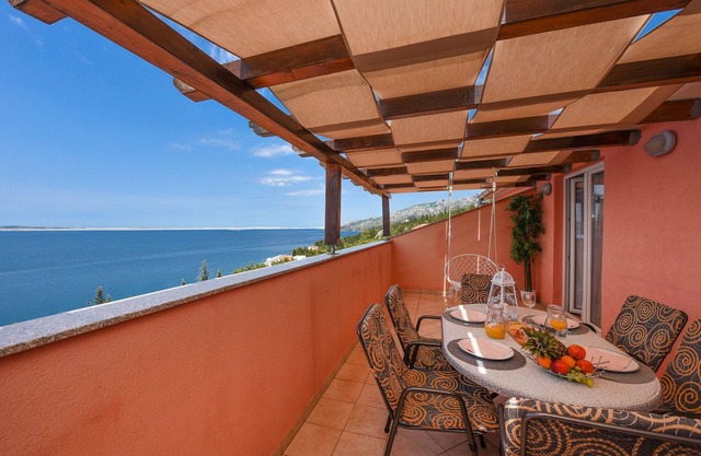 Three bedroom apartment with terrace and sea view Starigrad, Paklenica (A-14113-c)
