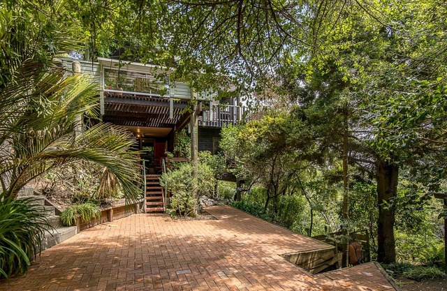 Three-Bedroom Apartment in Unique Treehouse with Spectacular Views & Gardens